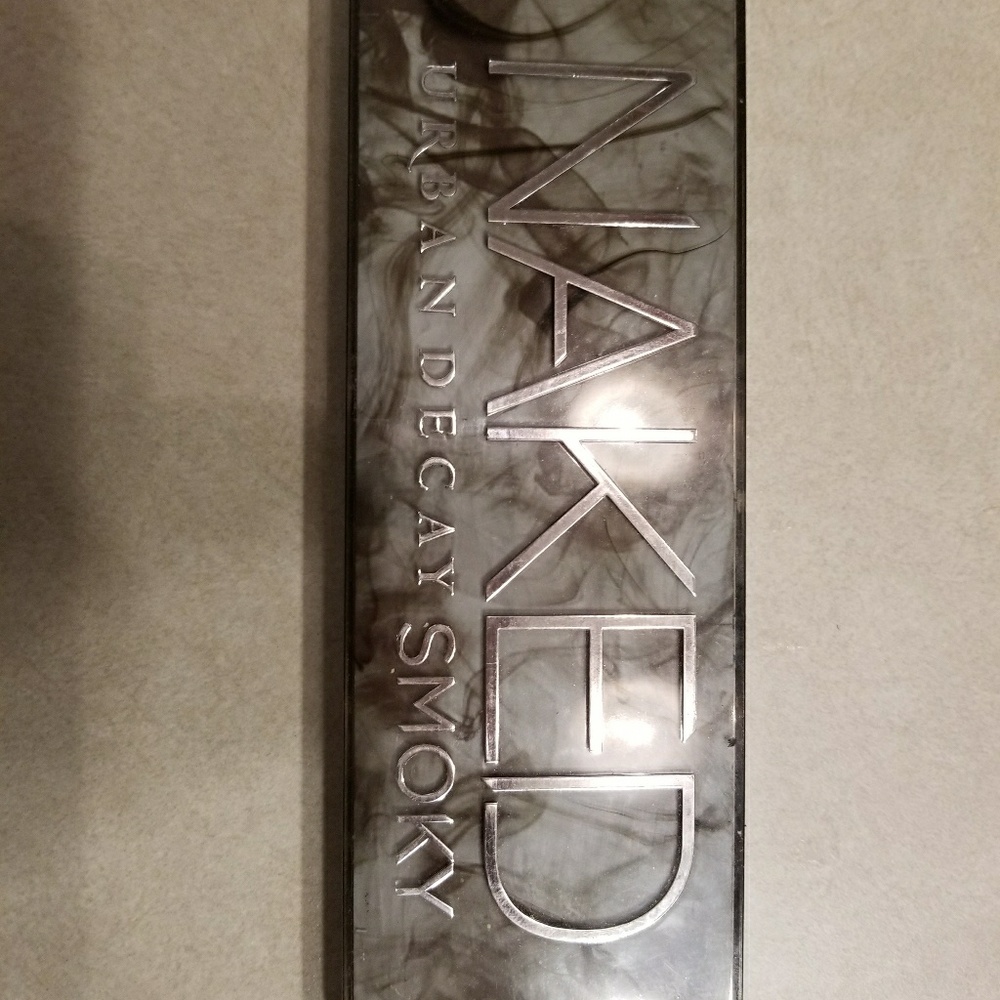 Authentic urban decay Smoky pallette